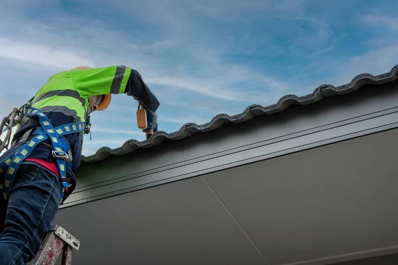 Should You Stay Home During Roof Replacement? Canadian Guide