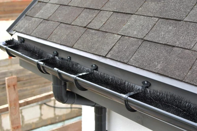 Best Gutter Guards & Eavestrough Titles to Keep Roof Water Flowing in Canada