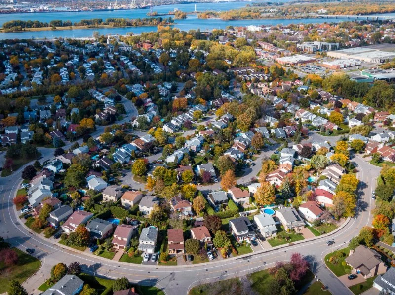 Roof Design Trends in Canadian Suburbs vs City Centers: What’s Different in 2025?