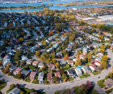 Roof Design Trends in Canadian Suburbs vs City Centers: What’s Different in 2025?