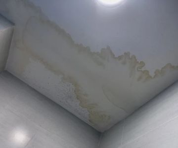 Difference Between Roof Leak & Water Stain: Diagnosis & Fixes