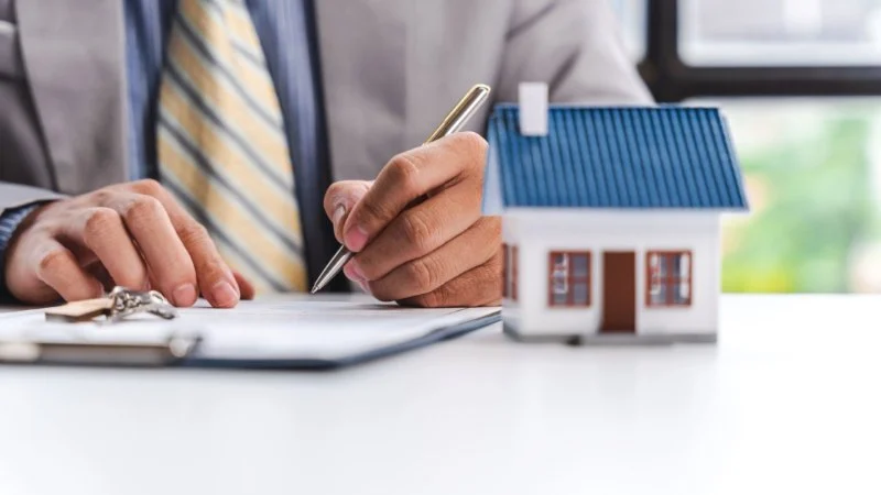 How to Write a Roofing Contract in Canada: Must-Have Clauses for Homeowners